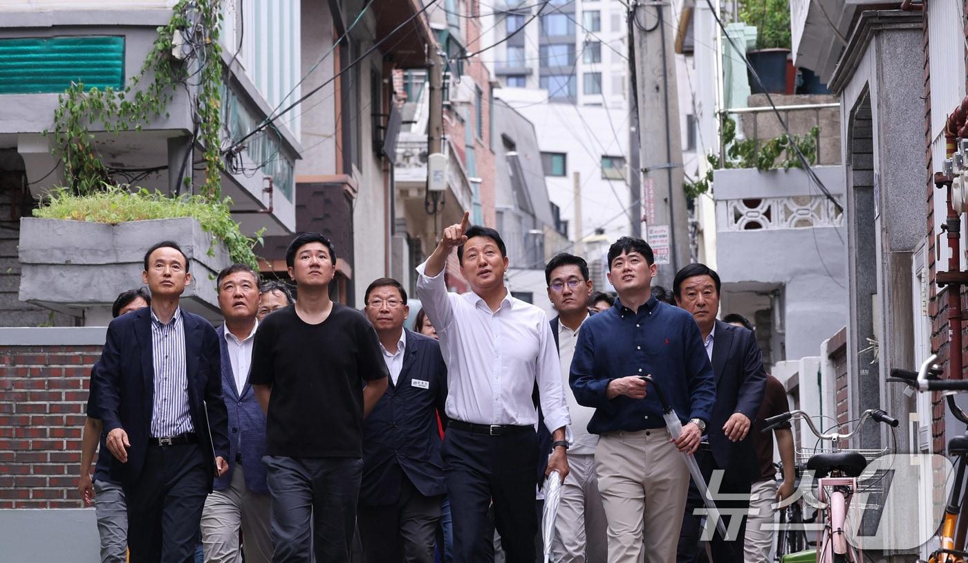 오세훈 서울시장이 14일 서울 광진구 자양4동 신통기획 재개발 대상지를 찾아 현장점검을 하고 있다. 2025.7.14/뉴스1 ⓒ News1 박지혜 기자