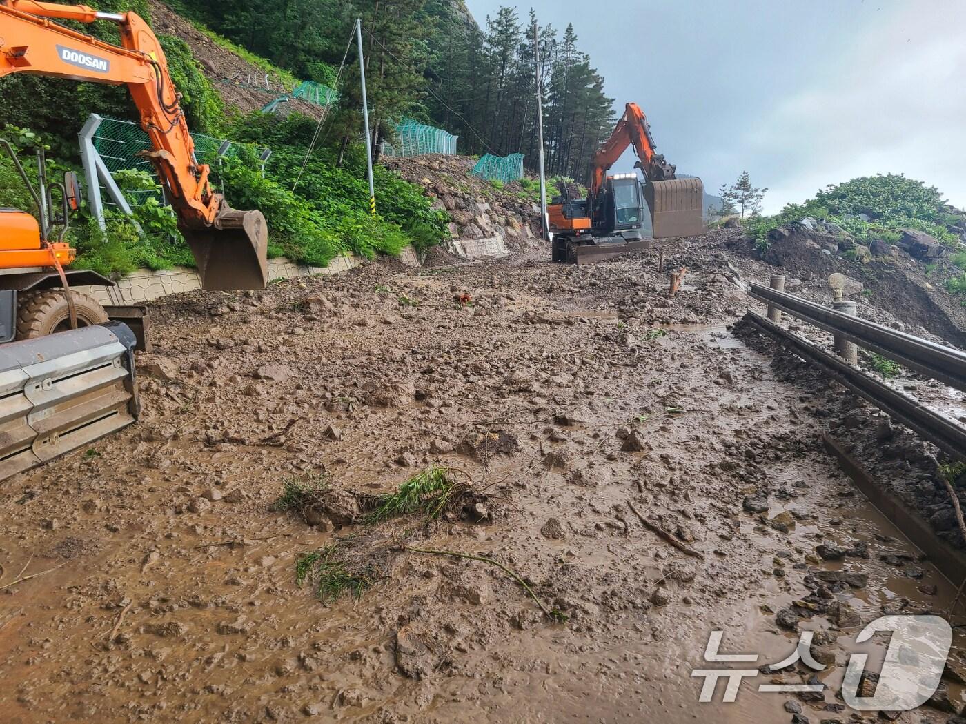 본문 이미지 - 14일 경북 울릉군 현포리 노인봉 도로에서 다량의 낙석과 토사가 흘러내려 교통이 통제됐다. (울릉군 제공, 재판매 및 DB금지) 2025.7.14/뉴스1 ⓒ News1 최창호 기자