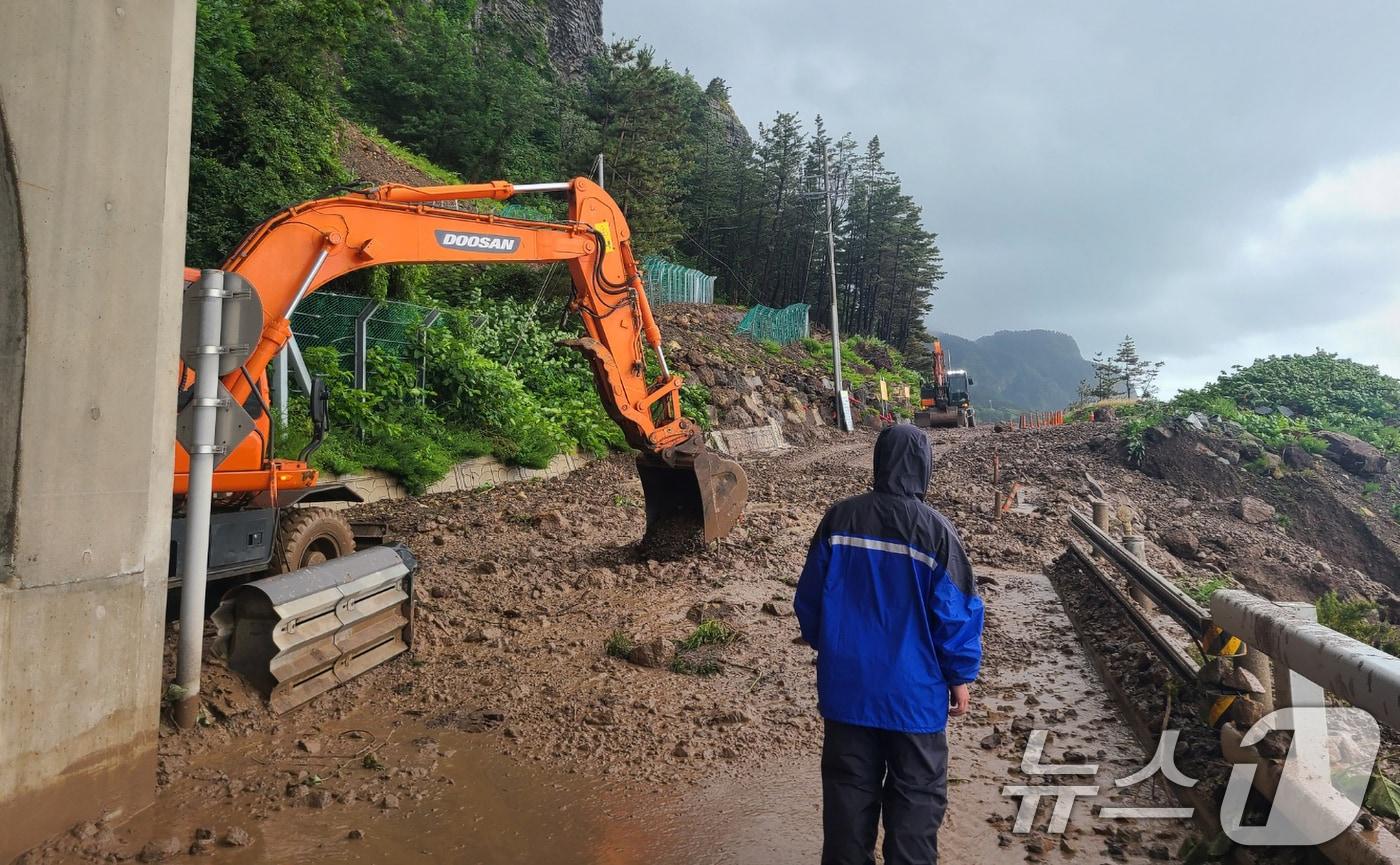 14일 경북 울릉군 현포리 노인봉 도로 구간에서 다량의 낙석과 토사가 흘러내려 교통이 통제되고 있다. (울릉군 제공, 재판매 및 DB금지) 2025.7.14/뉴스1 ⓒ News1 최창호 기자