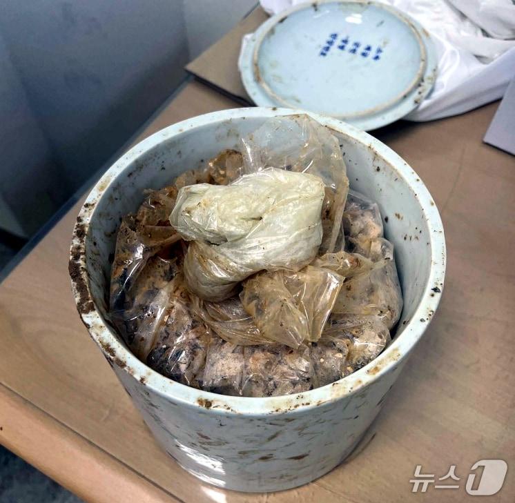 본문 이미지 - 지난해 말 국립영천호국원에서 재안장을 위해 수습된 국가 유공자의 유골함 모습. 습기를 막기 위해 쌓아놓은 비닐 안에 물이 고여 있다.  &#40;국가보훈부노조 제공&#41;