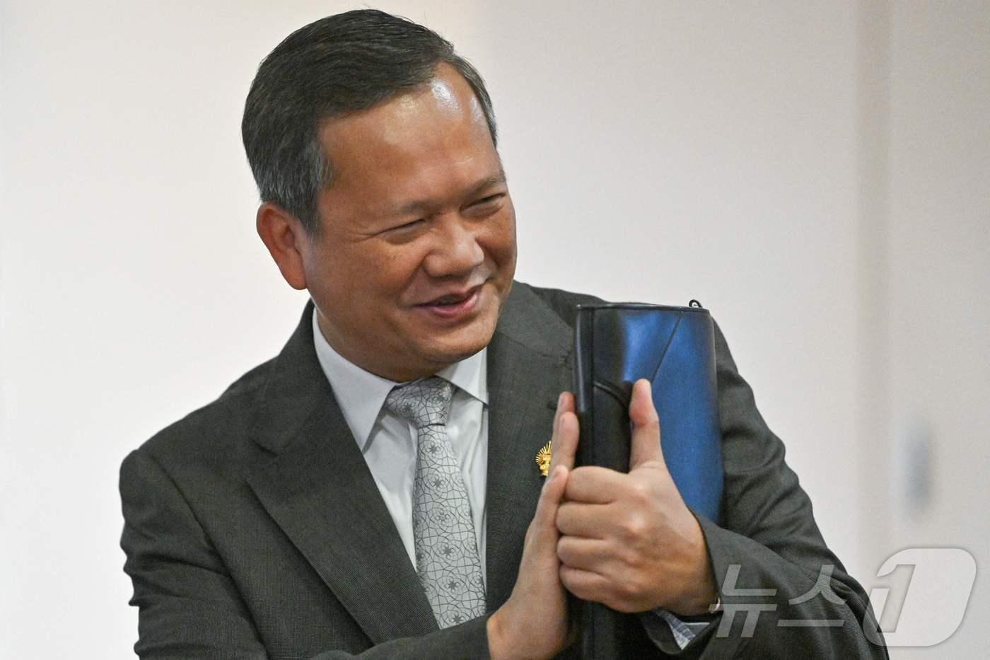 11일(현지시간) 캄보디아 프놈펜 국회의사당에서 열린 회의에 참석하기 위해 도착한 훈 마넷 캄보디아 총리가 시민들에게 인사하고 있다. 2025.07.11. ⓒ AFP=뉴스1 ⓒ News1 윤다정 기자