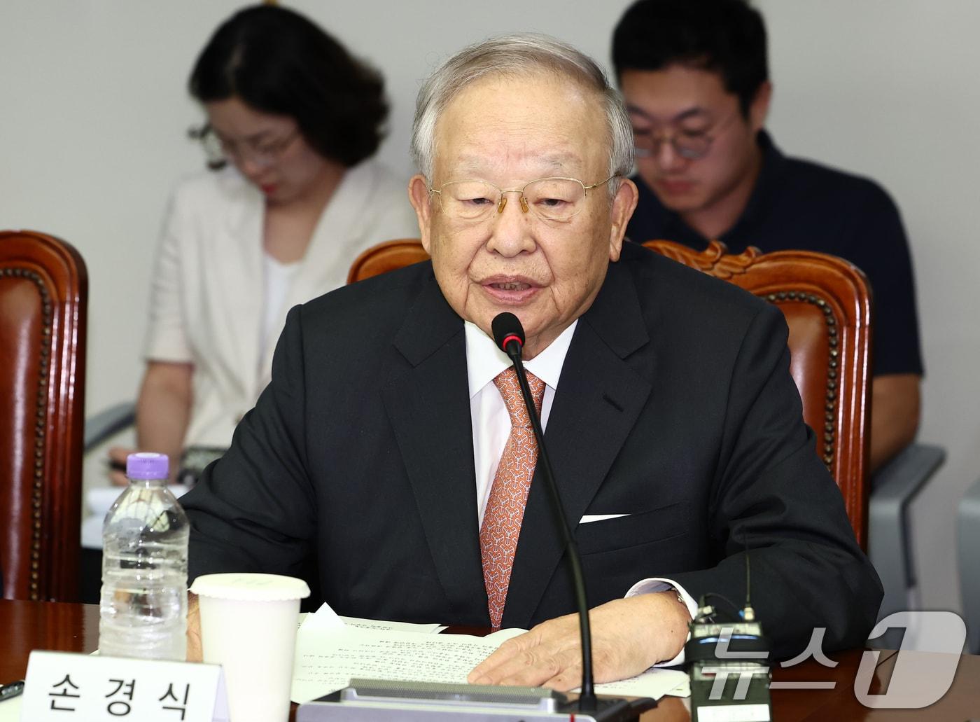 본문 이미지 - 손경식 한국경영자총협회장이 14일 오후 서울 마포구 한국경영자총협회에서 열린 &#39;더불어민주당 환경노동위원회·경제6단체 노동정책 간담회&#39;에서 모두 발언을 하고 있다. 2025.7.14/뉴스1 ⓒ News1 김민지 기자