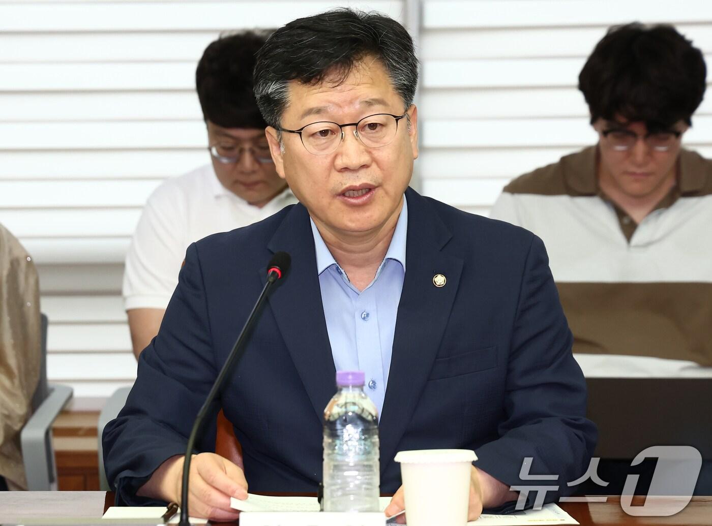본문 이미지 - 안호영 국회 환경노동위원장이 지난 7월14일 오후 서울 마포구 한국경영자총협회에서 열린 &#39;더불어민주당 환경노동위원회·경제6단체 노동정책 간담회&#39;에서 발언하고 있다.&lt;자료사진&gt; 2025.7.14/뉴스1 ⓒ News1 김민지 기자