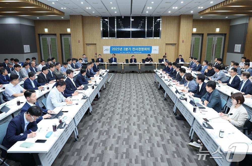 본문 이미지 - 대전 본사 세종관 50주년기념홀에서 전사경영회의가 열린 가운데, 윤석대 한국수자원공사 사장(가운데)이 회의를 주재하고 있다. (한국수자원공사 제공.재판매 및 DB금지)/뉴스1