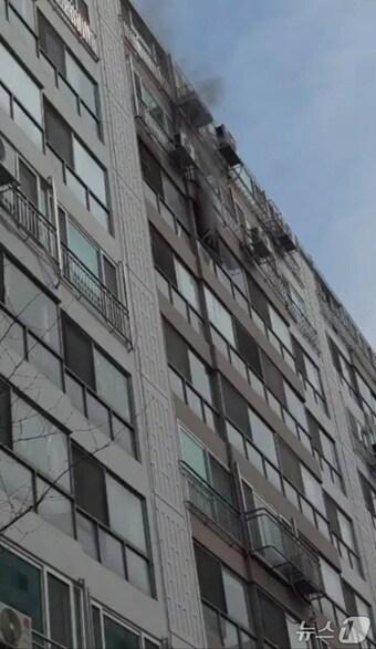 본문 이미지 - 전북소방본부가 도내 노후·스프링클러 미설치 아파트를 대상으로 화재안전대책에 나선다. 사진은 지난 3월 군산 아파트 화재.(전북소방 제공. 재판매 및 DB금지)