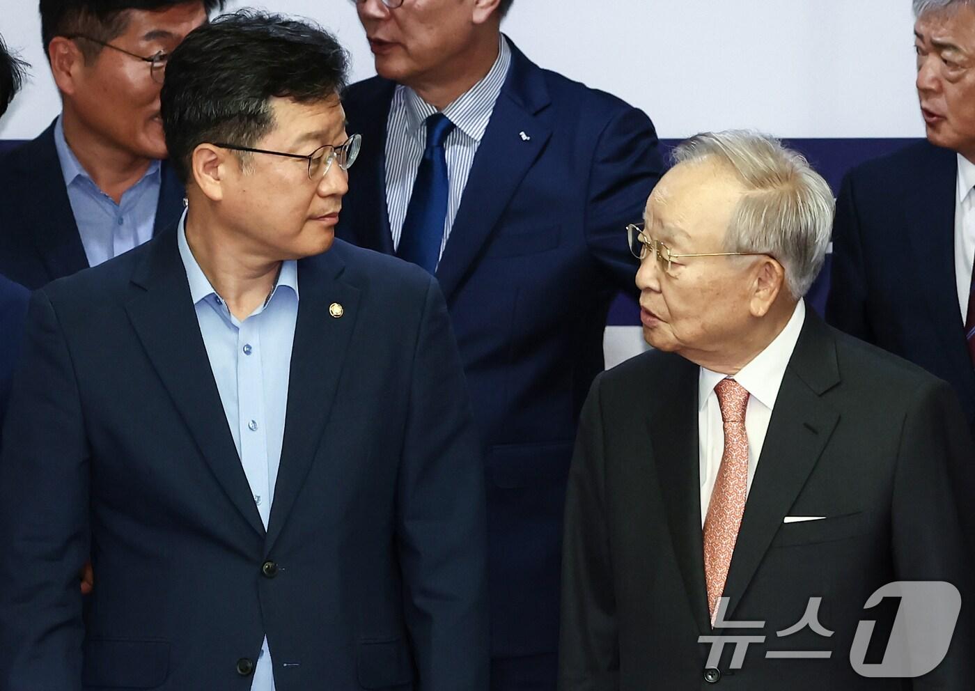 안호영 국회 환경노동위원장&#40;앞줄 왼쪽&#41;과 손경식 한국경영자총협회장이 14일 오후 서울 마포구 한국경영자총협회에서 열린 &#39;더불어민주당 환경노동위원회·경제6단체 노동정책 간담회&#39;에서 기념촬영에 앞서 대화하고 있다. 2025.7.14/뉴스1 ⓒ News1 김민지 기자