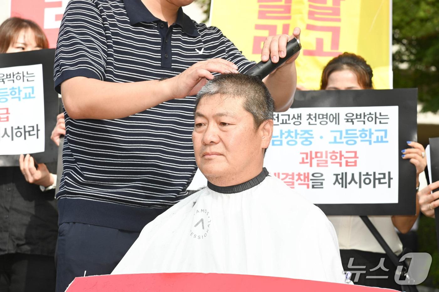 공진혁 울산시의원은 14일 시교육청 앞에서 삭발식을 진행해 온양읍 발리 학교부지 결정 해제에 강력하게 항의했다.(울산시의회 제공. 재판매 및 DB금지)/뉴스1