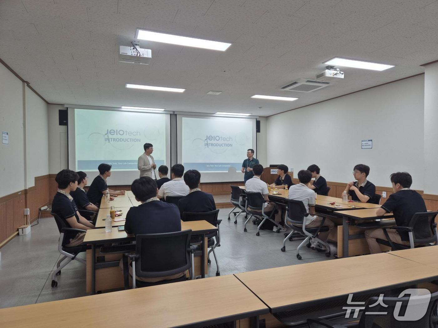 본문 이미지 - 동아마이스터고 학생들이 지역의 반도체 장비 기업인 ㈜제이오텍을 방문해 기업 소개를 듣고 있다. (한밭대 제공.재판매 및 DB금지)/뉴스1