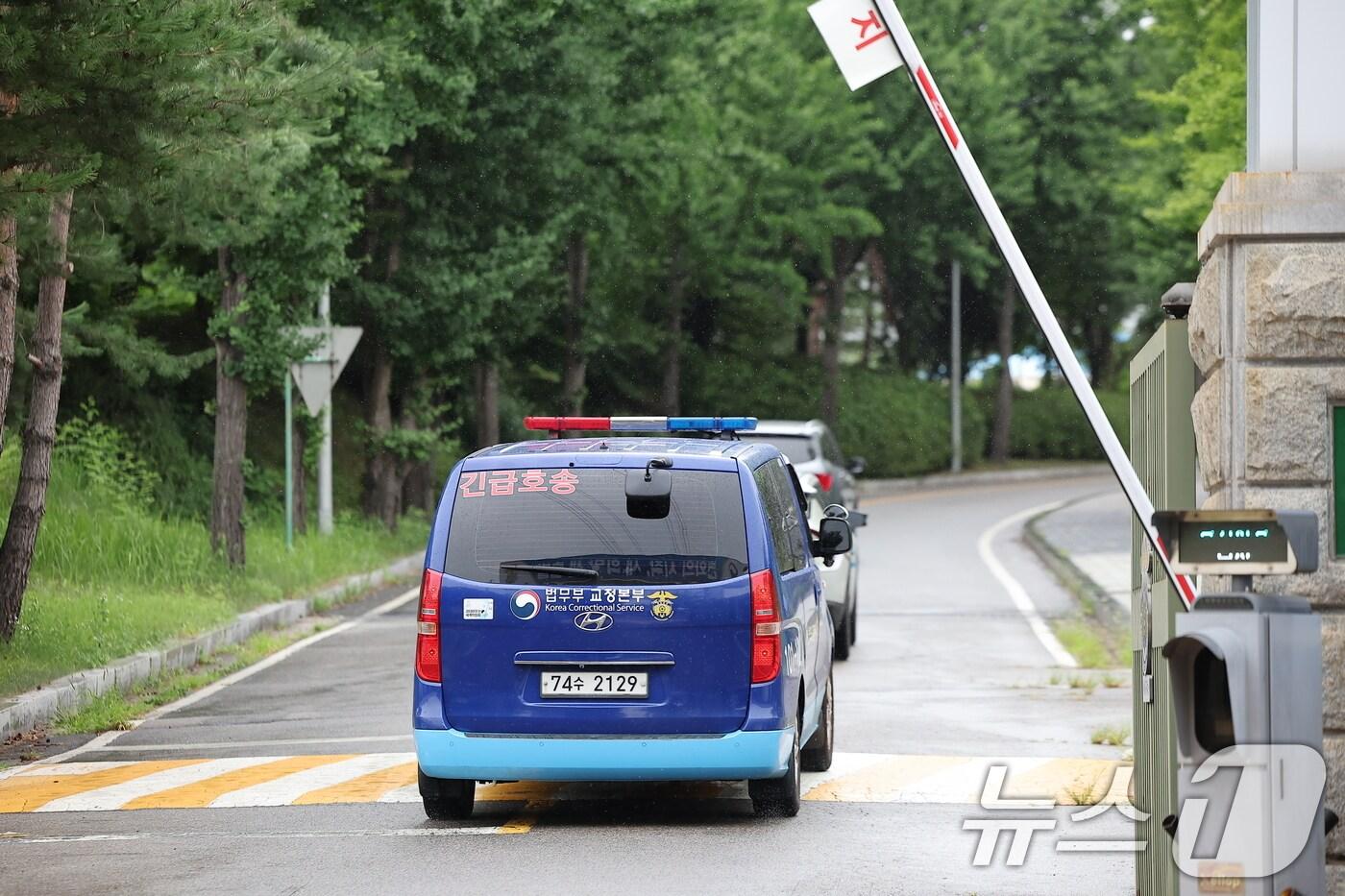 내란 특검 2차 소환에 불응한 윤석열 전 대통령에 대한 강제 구인 절차에 돌입한 14일 오후 경기도 의왕시 서울구치소로 법무부 호송차량이 들어서고 있다./뉴스1 ⓒ News1 김진환 기자