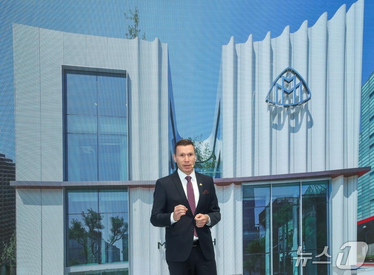 본문 이미지 - 마티아스 바이틀 메르세데스-벤츠 코리아 대표이사가 14일 서울 강남의 &#39;마이바흐 브랜드센터 서울&#39; 개관식에서 발언하고 있다&#40;메르세데스-벤츠 코리아 제공&#41;. 2025.07.14