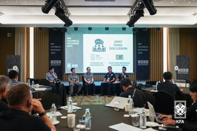 본문 이미지 - KFA와 JFA&#41; EAFF E-1 챔피언십 기간 중 서로의 핵심 기술과 지향점을 공유하는 시간을 가졌다. &#40;대한축구협회 제공&#41;