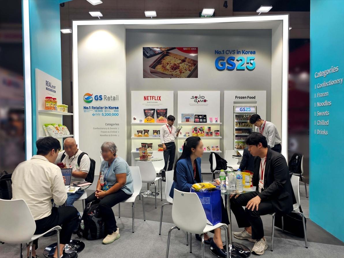 본문 이미지 -  GS25가 태국 ‘THAIFEX 2025&#39;에 2년 연속 참가해 동남아시아, 유럽, 남미 등 9개국 파트너사와 연내 신규 수출 계약을 협의했다.&#40;GS리테일 제공&#41;.