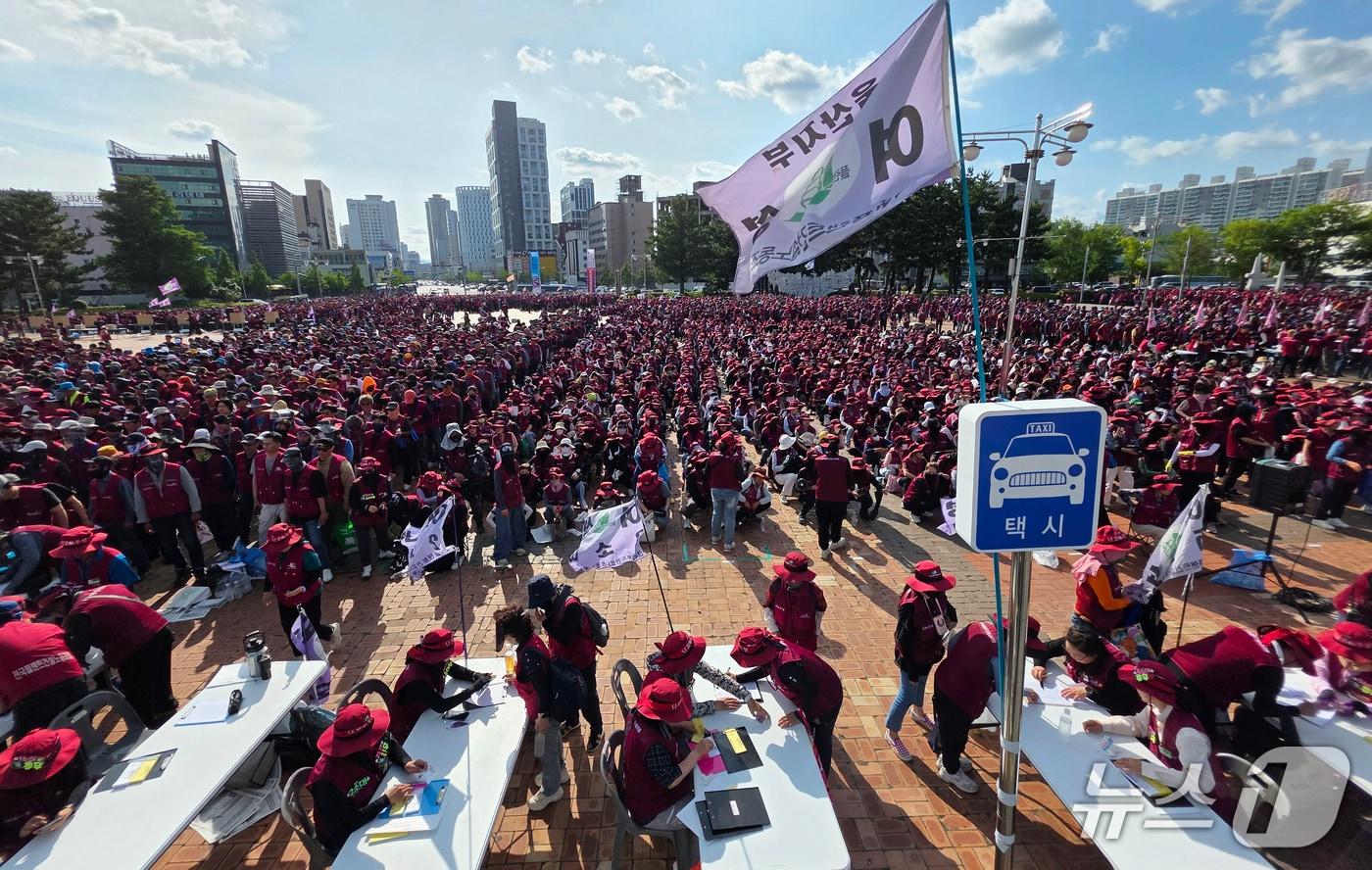 민주노총 전국플랜트건설노조 울산지부 조합원들이 지난 11일 울산 태화강역 광장에서 조합원 총회를 하고 있다. &#40;플랜트건설 노조 제공. 재판매 및 DB 금지&#41; /뉴스1
