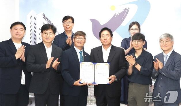 본문 이미지 - 우석대학교와 전북교육청 미래교육연구원이 14일 업무협약을 맺고 AI 교육 강화를 위해 힘을 모으기로 했다.(우석대 제공, 재판매 및 DB 금지)/뉴스1