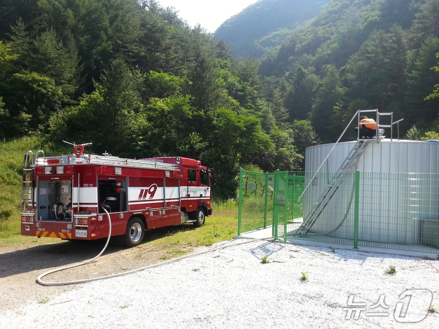 본문 이미지 - 강원특별자치도 소방본부, 급수 지원.(도소방본부 제공, 재판매 및 DB금지)