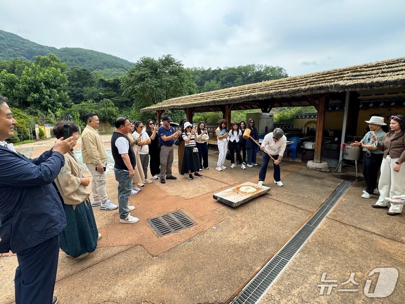 본문 이미지 - 태국여행업협회 회원 20명이 14일 대구 달성군 마비정벽화마을을 찾아 체험활동을 하고 있다.(대구 달성군 제공.재판매 및 DB 금지)