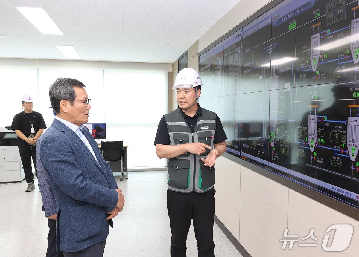 본문 이미지 - 지난해 자원순환센터 현장 점검하는 김홍규 강원 강릉시장.&#40;강릉시 제공, 재판매 및 DB 금지&#41;