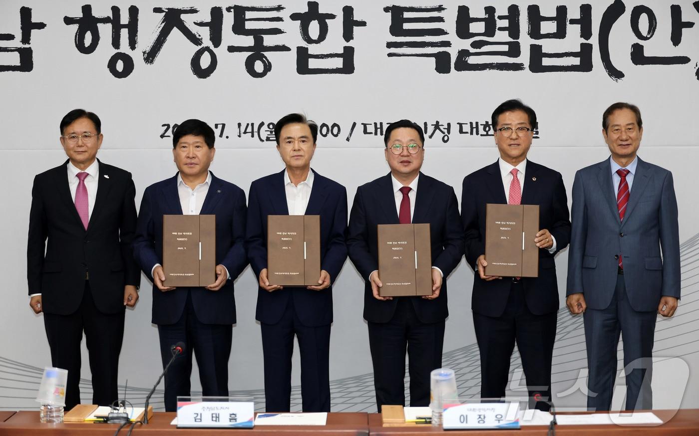 대전충남 행정통합 민관협의체가 14일 대전시청에서 &#39;&#40;가칭&#41;대전충남특별시 설치 및 경제과학수도 조성을 위한 특별법안&#39;을 확정, 대전시와 충남도에 공식 제안한 뒤 기념사진을 찍고 있다. 왼쪽부터 정재근 민관협 충남 공동위원장, 홍성현 충남도의회 의장, 김태흠 충남도지사, 이장우 대전시장, 조원휘 대전시의회 의장, 이창기 민관협 대전 공동위원장. 2025.7.14/뉴스1 ⓒ News1 김기태 기자