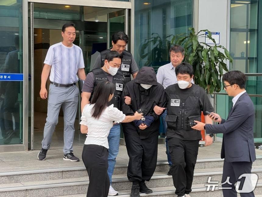 본문 이미지 - 인터넷 커뮤니티에 초등학생 살해 예고글을 올린 20대 남성이 26일 서울 중랑경찰서에서 호송차에 오르는 모습. 2025.6.26/뉴스1 ⓒ News1 심서현 기자
