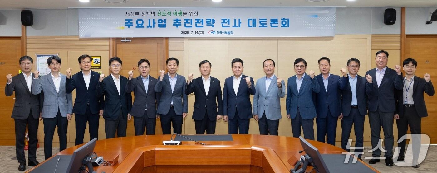 14일 충남 태안 본사에서 이정복 사장 주재로 ‘새 정부 정책 방향을 반영한 주요 사업 전략 회의’를 진행하고 기념촬영을 하고 있다. (서부발전 제공. 재판매 및 DB금지)2025.7.14/뉴스1