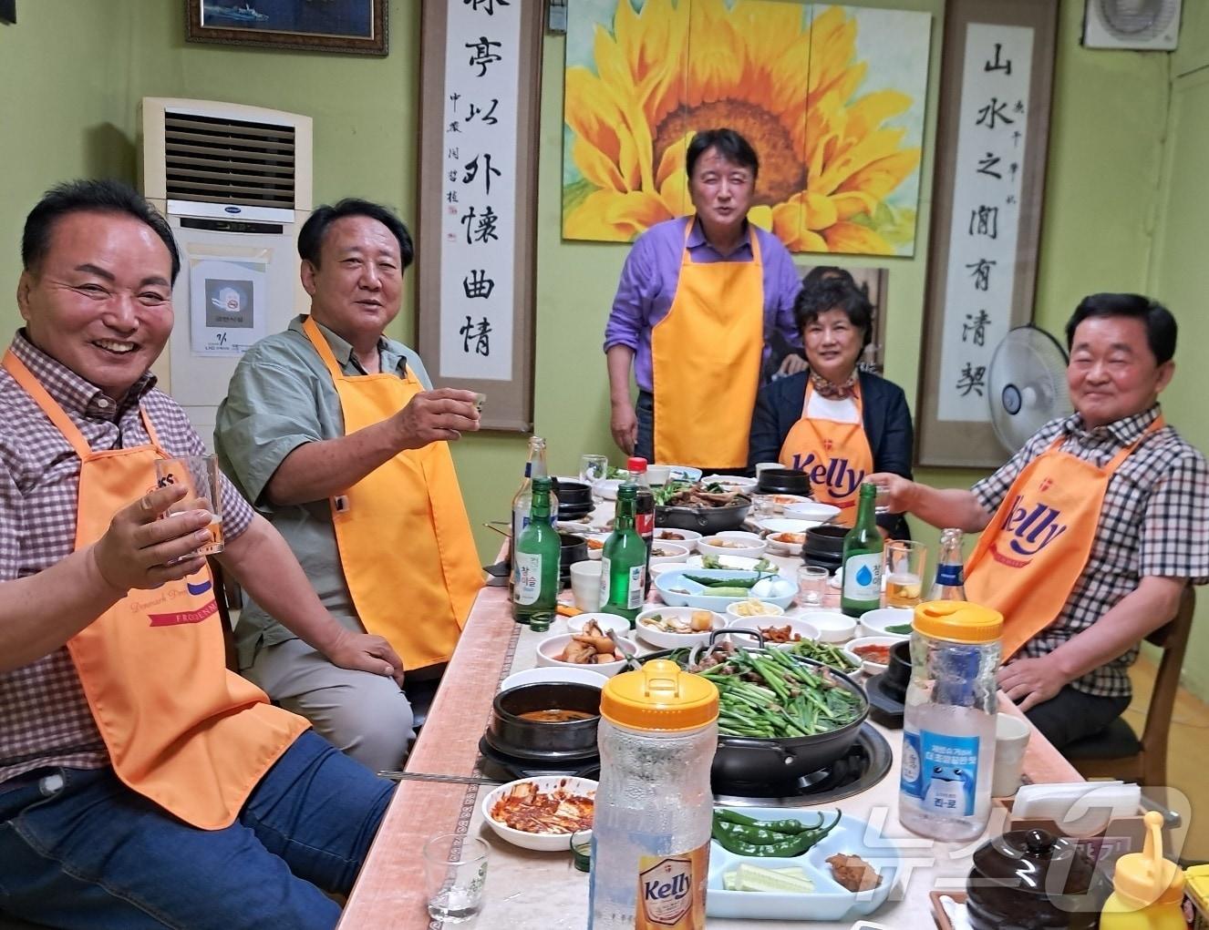 본문 이미지 - 김영환 충북지사와 김현기 청주시의장, 이완복·정태훈·남연심 청주시의원이 지난 12일 음주를 겸한 간담회를 하고 있다. (독자제공)