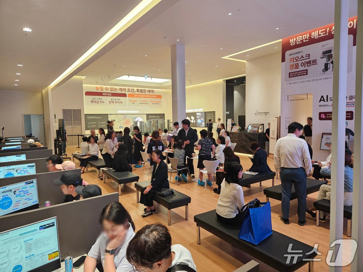 본문 이미지 - ‘클러스터용인 경남아너스빌’ 견본주택을 방문한 수요자들 모습.&#40;업체측 제공&#41;