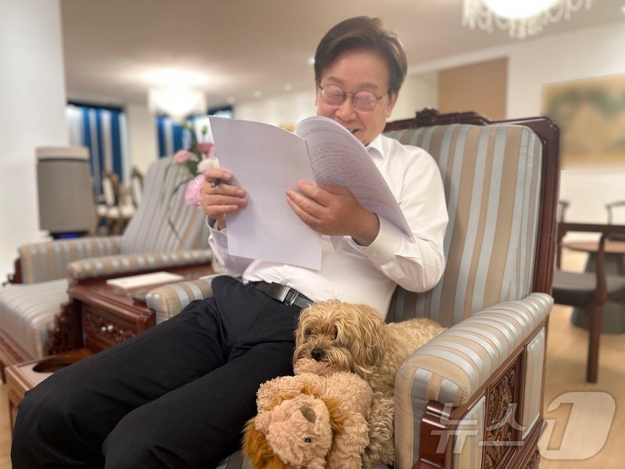 본문 이미지 - 대통령실은 이재명 대통령이 서울 한남동 관저에서 반려견 ‘바비’와 함께 있는 모습을 SNS에 공개했다. (이재명 대통령 SNS. 재판매 및 DB 금지) 2025.7.14/뉴스1 ⓒ News1 이재명 기자