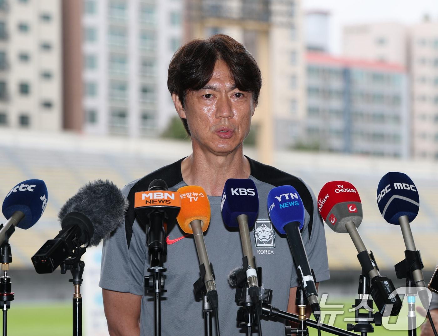 본문 이미지 - 홍명보 대한민국 대표팀 감독이 14일 오후 경기 성남시 중원구 성남종합운동장에서 2025 동아시아축구연맹&#40;EAFF&#41; E1 챔피언십&#40;동아시안컵&#41; 한일전을 앞두고 기자회견을 하고 있다.2025.7.14/뉴스1 ⓒ News1 김영운 기자