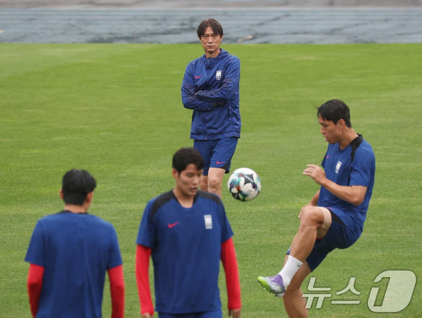 본문 이미지 - 홍명보 대한민국 대표팀 감독이 14일 오후 경기 성남시 중원구 성남종합운동장에서 2025 동아시아축구연맹&#40;EAFF&#41; E1 챔피언십&#40;동아시안컵&#41; 한일전을 앞두고 훈련을 지켜보고 있다. 2025.7.14/뉴스1 ⓒ News1 김영운 기자