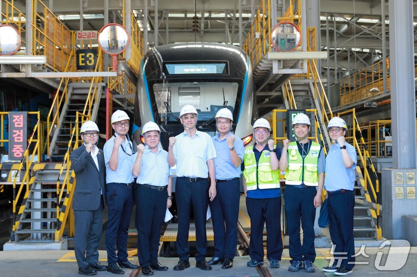 타이베이 메트로 임직원들이 공항철도 용유 차량기지 내 신규 전동차를 견학한 후 기념사진을 촬영하고 있다. &#40;공항철도 제공. 재판매 및 DB 금지&#41; / 뉴스1