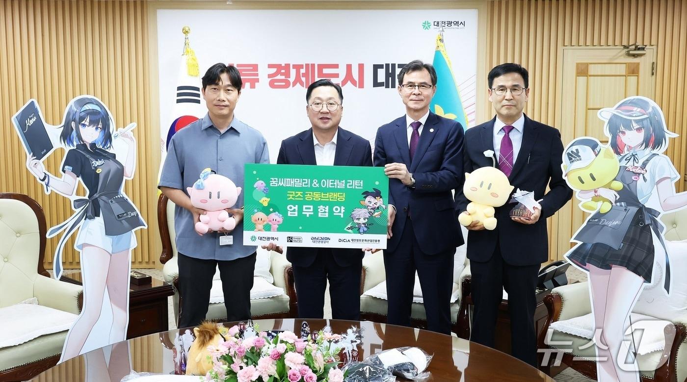 이장우 대전시장이  ‘꿈씨패밀리-이터널 리턴 굿즈 공동브랜딩'을 위한 업무협약을 체결하고 있다. 왼쪽부터 님블뉴런의 김승휴 대표, 이장우 대전시장, 대전관광공사 윤성국 사장, 대전정보문화산업진흥원 이은학 원장. (대전시 제공. 재판매 및 DB금지)/뉴스1