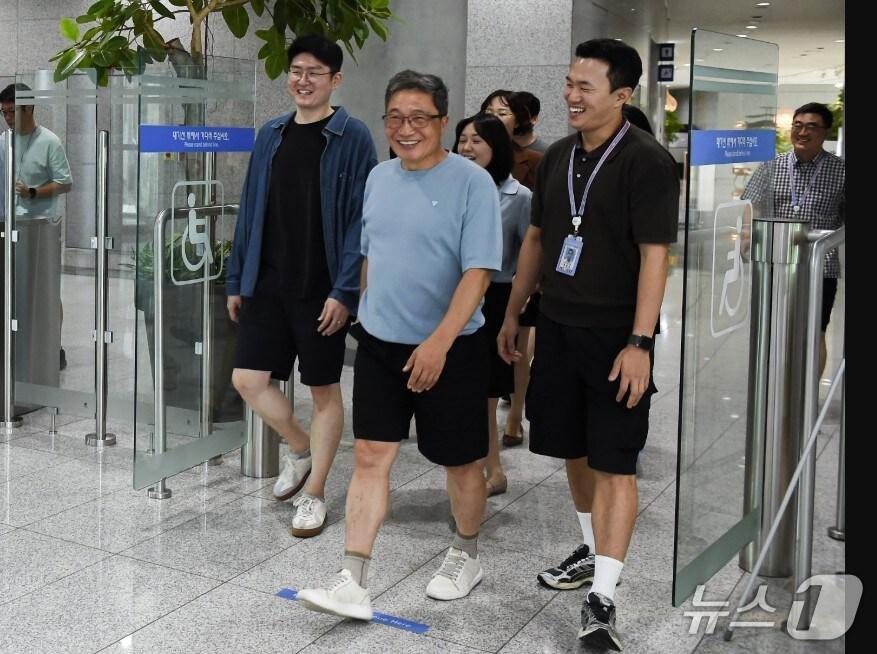 본문 이미지 - 이학재 인천공항공사 사장이(가운데) 반바지를 입고 출근하고 있다. (인천공항공사 제공. 재판매 및 DB 금지) / 뉴스1