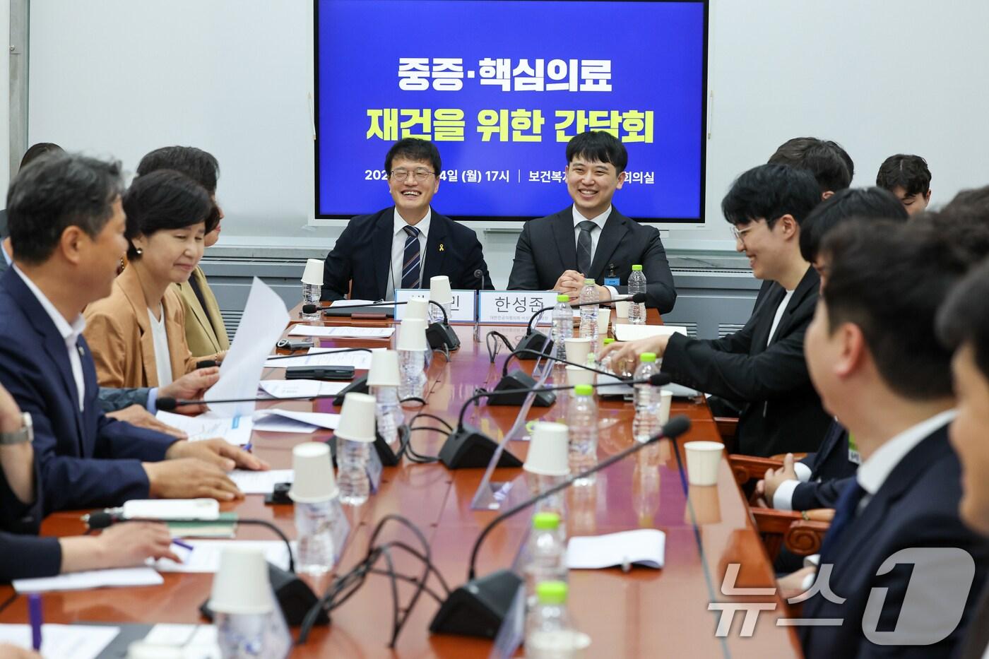 박주민 국회 보건복지위원회 위원장이 14일 오후 서울 여의도 국회에서 열린 중증·핵심의료 재건을 위한 간담회에서 한성존 대한전공의협의회 비상대책위원장을 비롯한 위원들과 대화하고 있다. 2025.7.14/뉴스1 ⓒ News1 안은나 기자