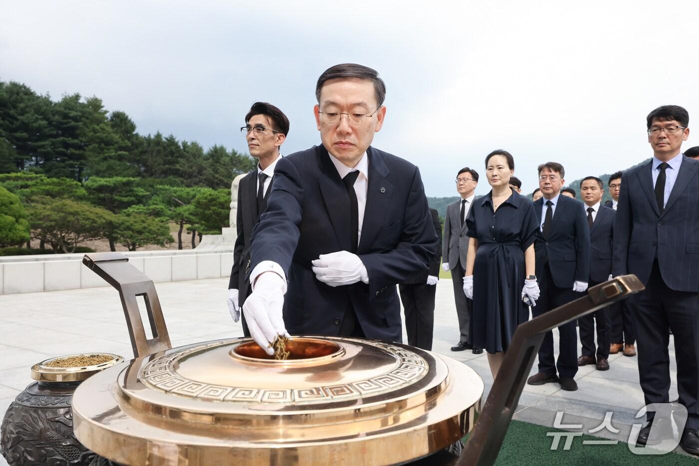 이명구 신임 관세청장이 국립대전현충원을 찾아 참배하고 있다. (관세청 제공)/뉴스1 