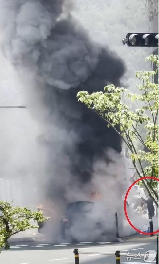 본문 이미지 - 지난 7일 진주시 가좌동의 한 아파트 상가 앞 주차장에서 승용차 화재가 일어나 119 특수 대응단 윤성진 소방장이 진화에 나서고 있다.&#40;경남소방본부 제공. 재판매 및 DB금지&#41;