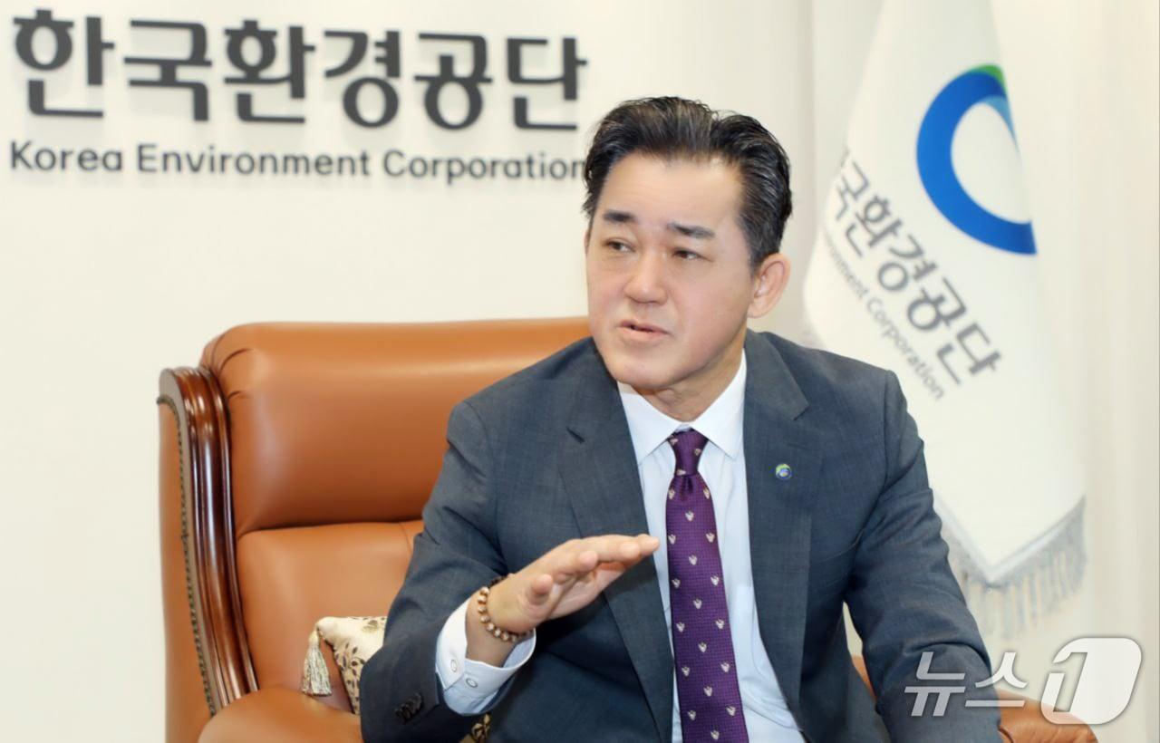 본문 이미지 - 임상준 한국환경공단 이사장이 지난 9일 인천 서구 한국환경공단 집무실에서 뉴스1 제주본부와 인터뷰하고 있다.&#40;한국환경공단 제공, 재판매 및 DB 금지&#41;