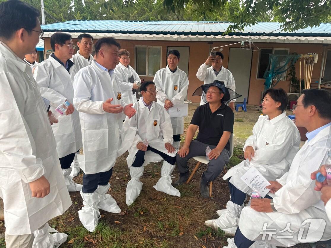 본문 이미지 - 충남세종 농협 관계자들이 축산 농가를 위로 방문한 모습. (충남세종 농협 제공, 재판매 및 DB금지) / 뉴스1 