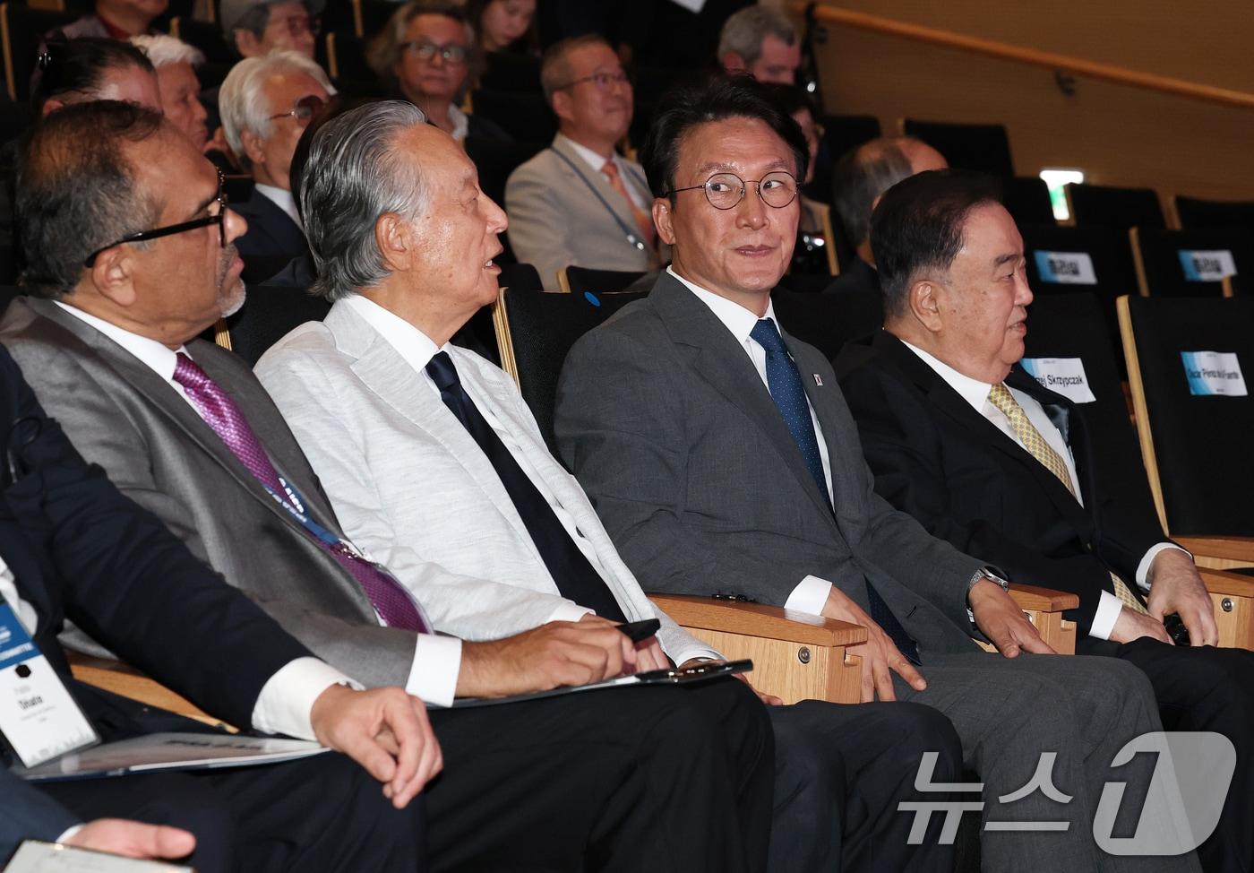 지난 7월 14일 서울 강남구 코엑스에서 열린 제1회 김대중상&#40;The Kim Dae-jung Award&#41; 시상식에서 나란히 자리 한 권노갑 김대중재단 이사장, 김민석 국무총리, 문희상 상임부이사장&#40;사진 왼쪽 두번째 부터&#41;,  2025.7.14/뉴스1 ⓒ News1 오대일 기자