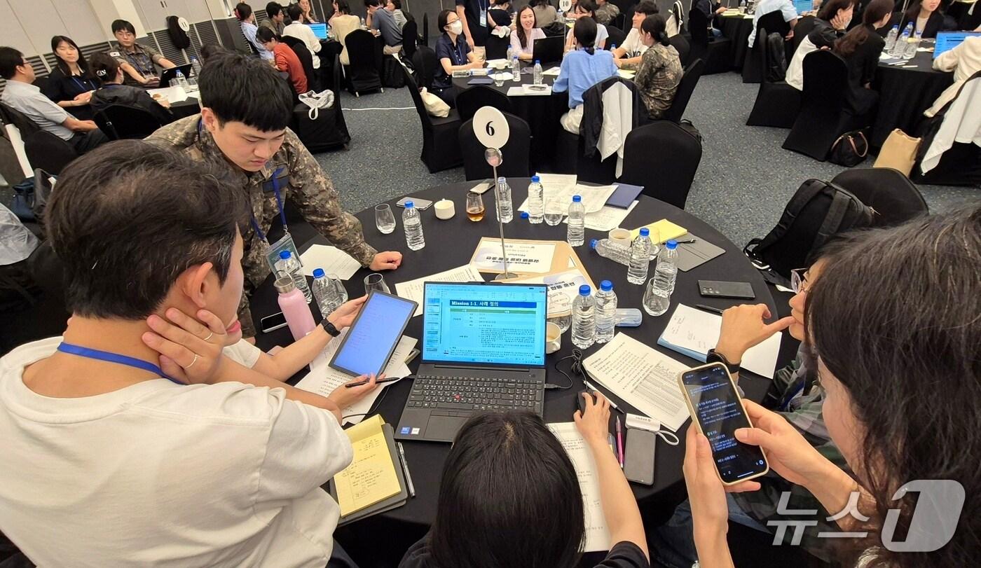 지난 9일 서울 용산 로카우스 호텔에서 열린 &#39;2025년 질병청-국방부-지자체 감염병 대응 합동 훈련&#39;에서 역학조사관 및 방역담당 공무원들이 수인성·식품매개 감염병 발생 시나리오 기반 미션을 수행하고 있다. 2025.7.9/뉴스1 조유리 기자