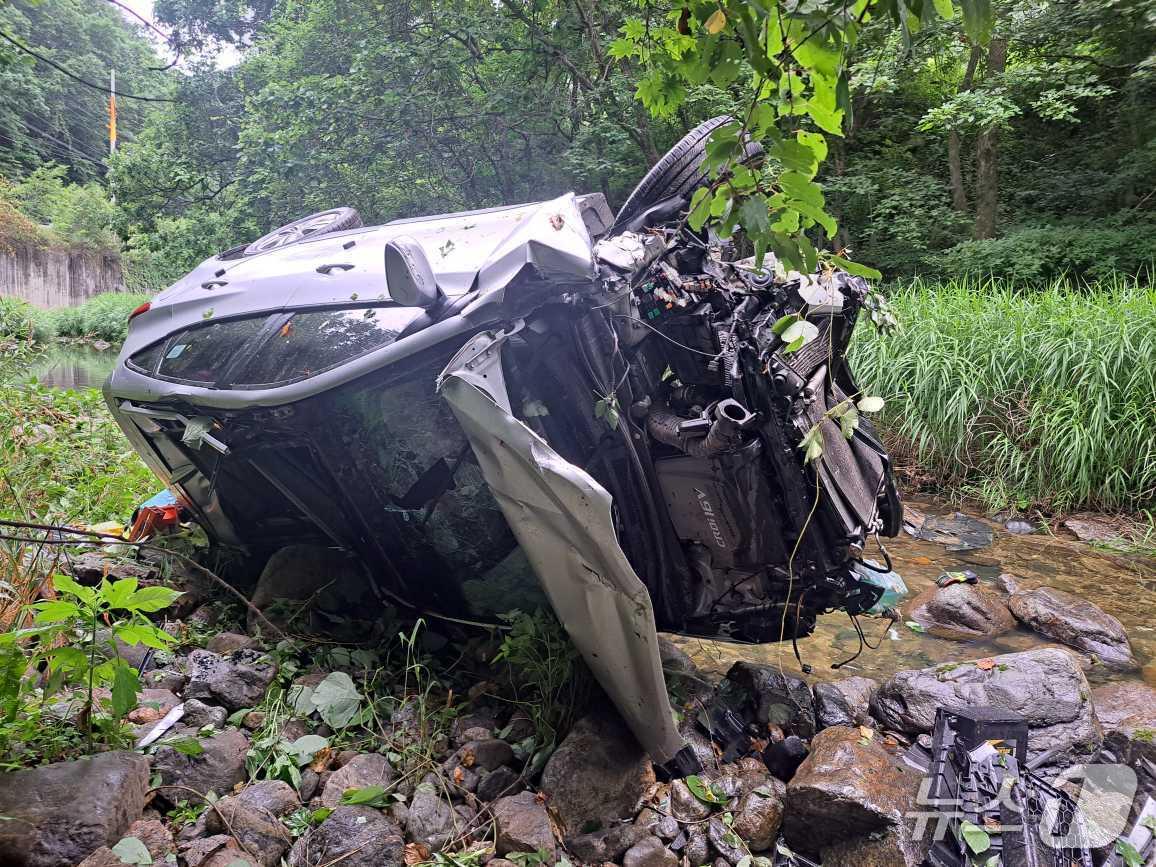 본문 이미지 - 강원 인제군 인제읍 가아리 교통사고 현장.(강원도소방본부 제공, 재판매 및 DB금지)