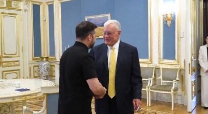 본문 이미지 - 14일(현지시간) 볼로디미르 젤렌스키 우크라이나 대통령이 키이우에서 미국의 키스 켈로그 우크라이나 특사와 악수하고 있다. <출처=젤렌스키 대통령 엑스(X) 게시물 갈무리>