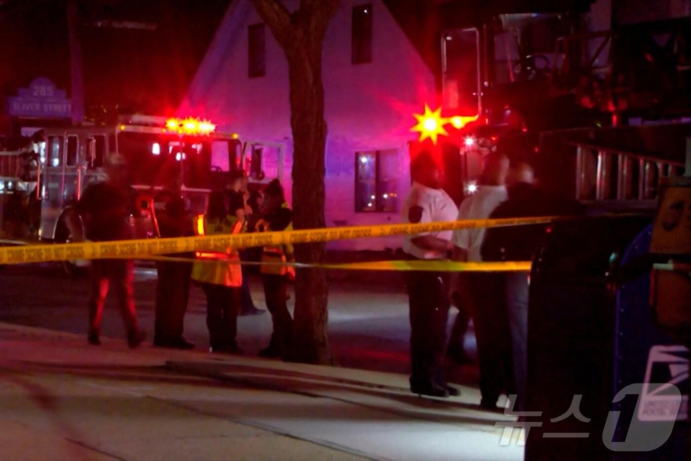 14일(현지시간) 미국 매사추세츠주 폴리버의 가브리엘 하우스 요양원에서 화재가 발생해 소방관들이 출동한 모습. 사진은 ABC 방송 계열사 WLNE 영상 갈무리. 2025.07.14 ⓒ 로이터=뉴스1 ⓒ News1 김지완 기자