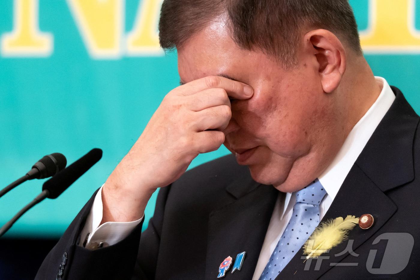 2일 이시바 시게루 일본 총리가 도쿄 기자클럽에서 열린 정당 대표 토론회 중 손으로 눈을 만지고 있다. 2025.07.02 ⓒ 로이터=뉴스1 ⓒ News1 김지완 기자