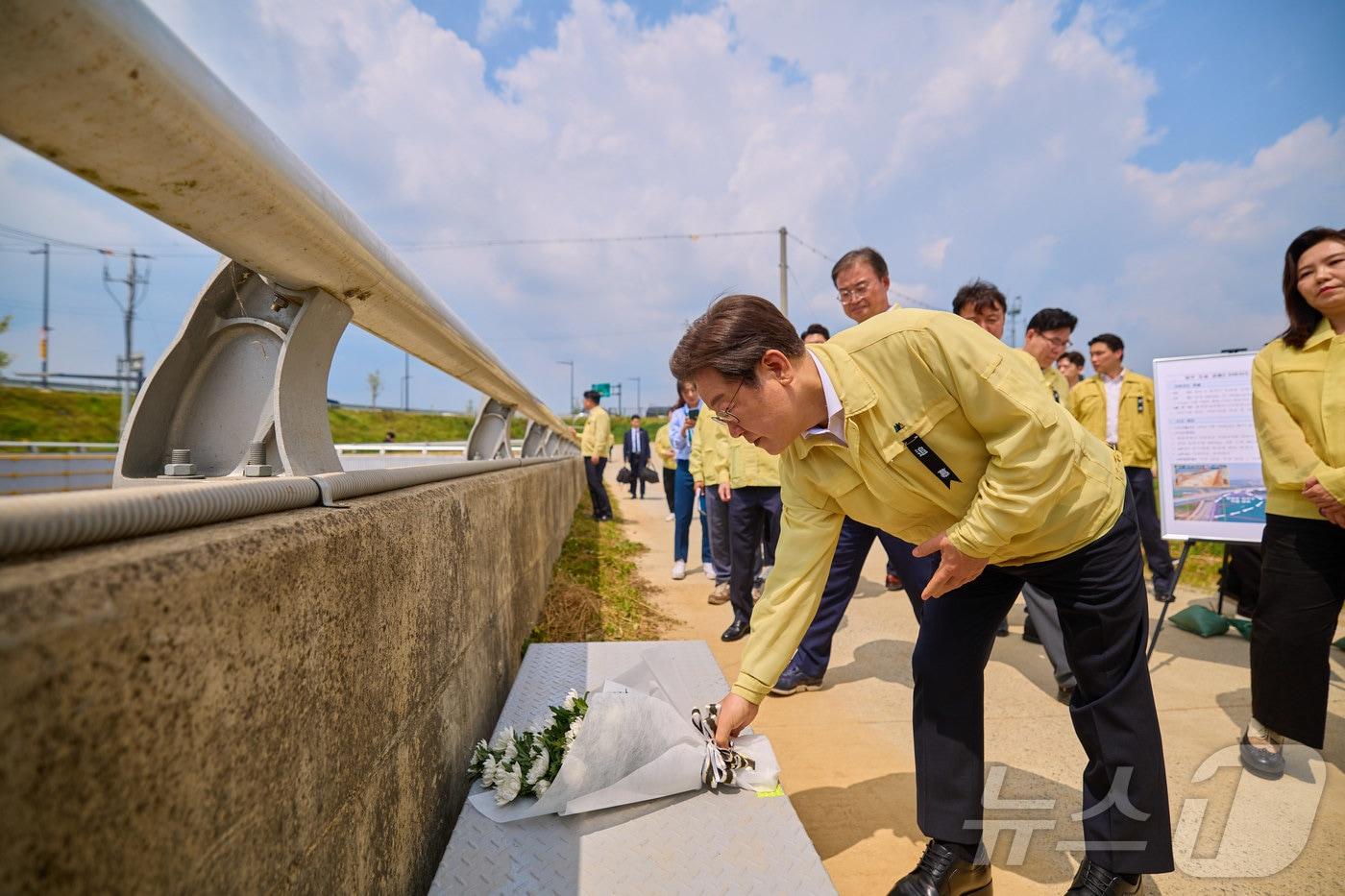 이재명 대통령이 14일 충북 청주시 흥덕구 오송읍 궁평2지하차도를 방문해 참사 추모 헌화를 하고 있다.&#40;대통령실 제공. 재판매 및 DB 금지&#41; 2025.7.14/뉴스1 ⓒ News1 허경 기자