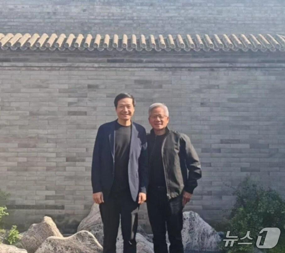 본문 이미지 - 젠슨 황 엔비디아 CEO와 레이쥔 샤오미 CEO가 14일 베이징에서 만났다. (사진출처=중국신문망)