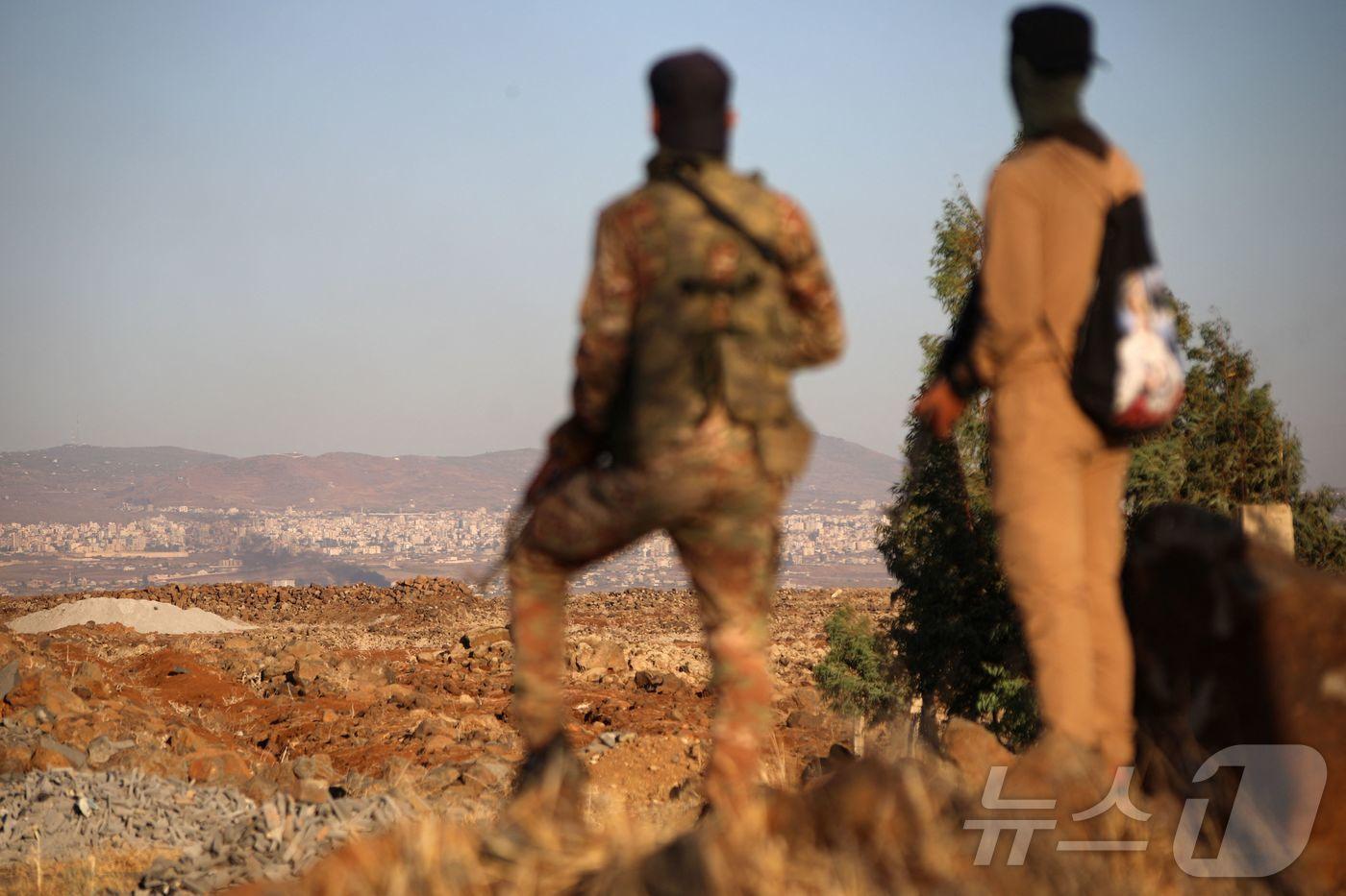 14일 시리아 보안군이 드루즈족 본거지인 스웨이다 시에서 베두인 부족과 지역 전투원 간의 충돌이 발생한 후 알마즈라 지역에 배치돼 있다. 2025.7.14 ⓒ AFP=뉴스1 ⓒ News1 강민경 기자
