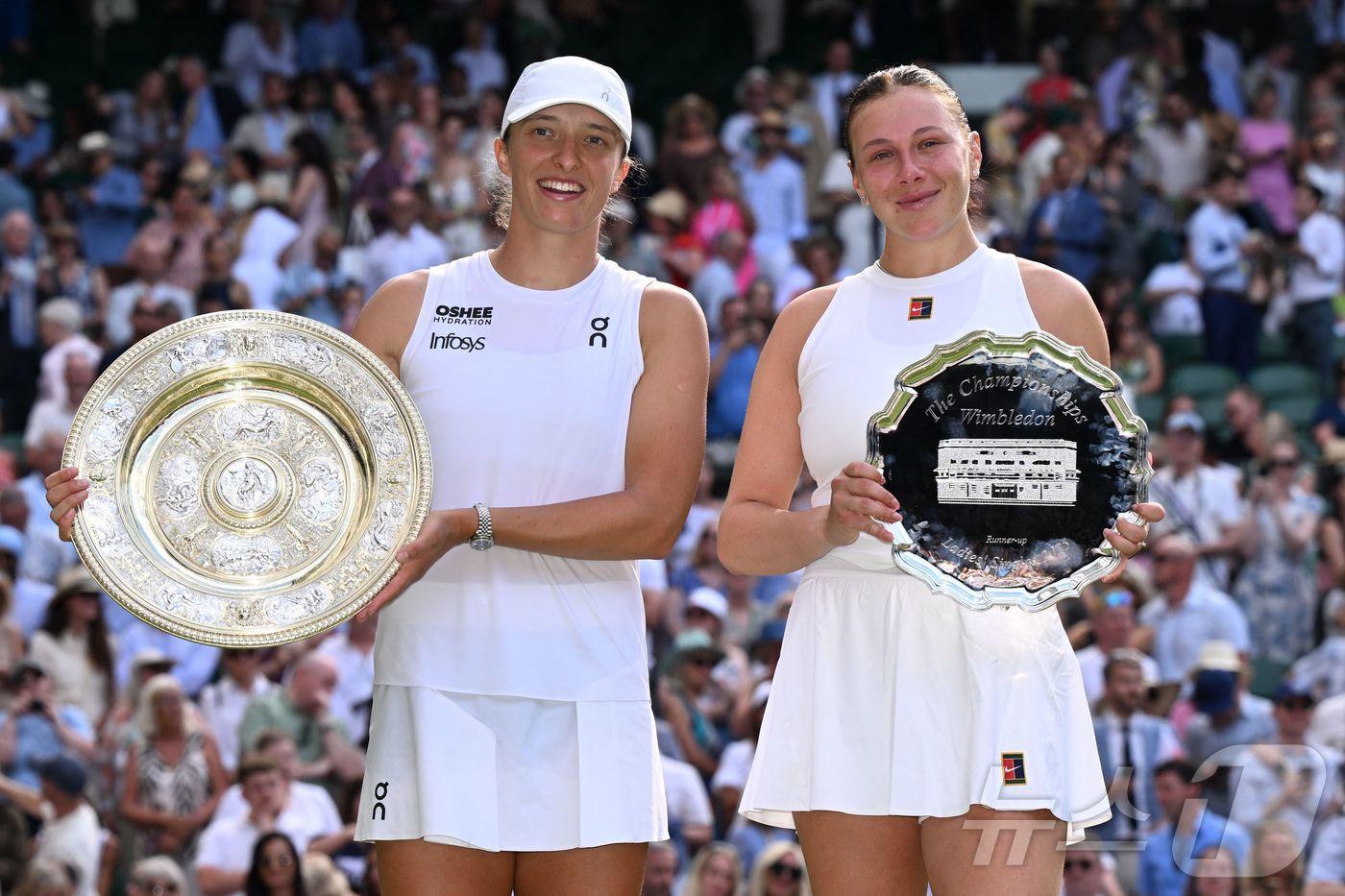윔블던 테니스 여자단식 우승자 시비옹테크&#40;왼쪽&#41;와 준우승자 아니시모바.ⓒ AFP=뉴스1
