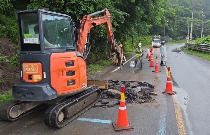 본문 이미지 - 세종시 전동면 도로 땅꺼짐 복구작업. (세종시도로관리사업소 제공. 재판매 및 DB금지)