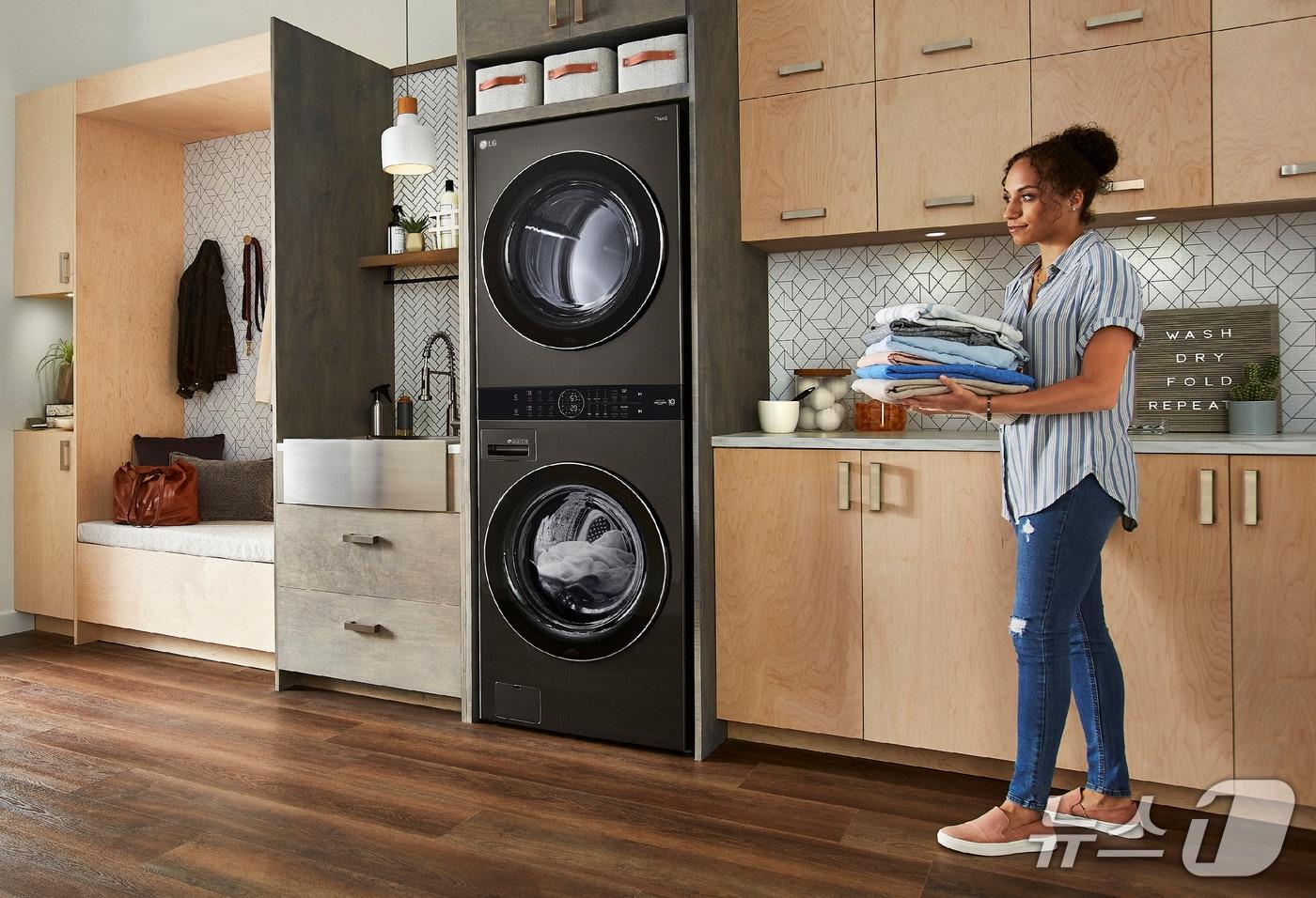 차별화된 'AI 코어테크'와 뛰어난 사용 편의성을 갖춘 'LG 워시타워'를 이용하고 있는 모습(LG전자 제공). ⓒ 뉴스1