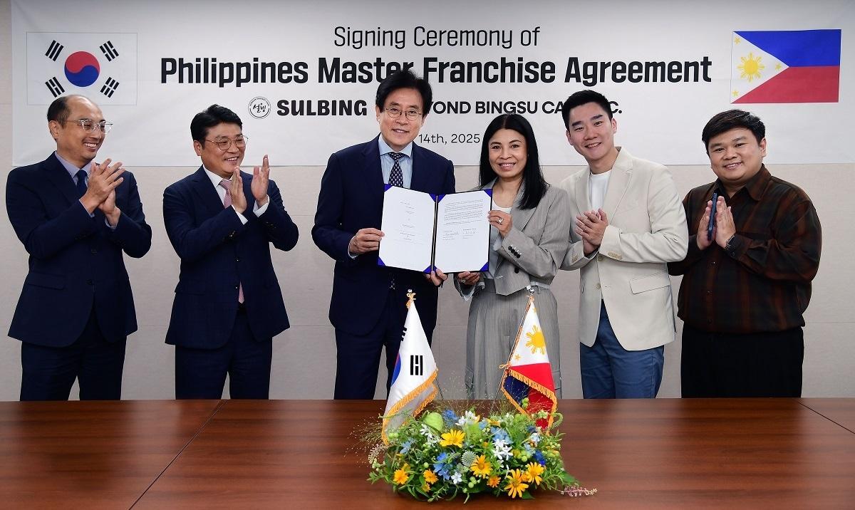 본문 이미지 - 설빙이 Beyond Bingsu Caf&eacute; Inc.과 설빙 필리핀 마스터 프랜차이즈(MF) 계약을 체결했다. (왼쪽부터) 김찬경 설빙 경영기획본부 상무,  김덕주 해외사업본부 상무, 김의열 대표, Beyond Bingsu Caf&eacute; Inc. Ms. Winnie GO 대표, Mr. Avin Ong 총괄 이사, James 마케팅 디렉터 (설빙 제공)